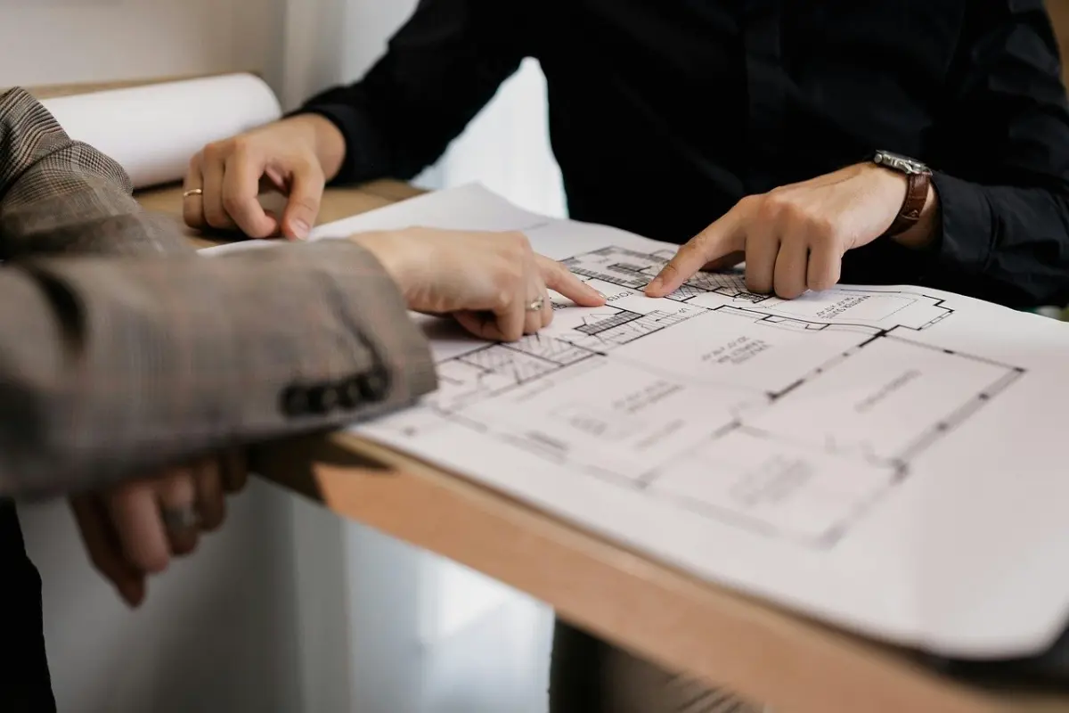 Samenwerking architectenbureau en aannemer: 5 valkuilen en hoe je ze voorkomt